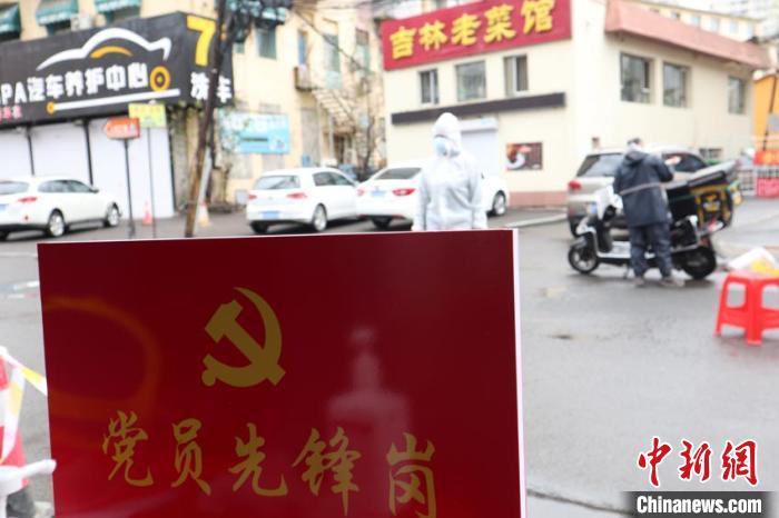 “90后”青年干部在一線 蒼雁 攝