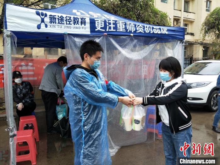 “90后”的戰(zhàn)場(chǎng)：駐守在城市的“戰(zhàn)疫”生力軍